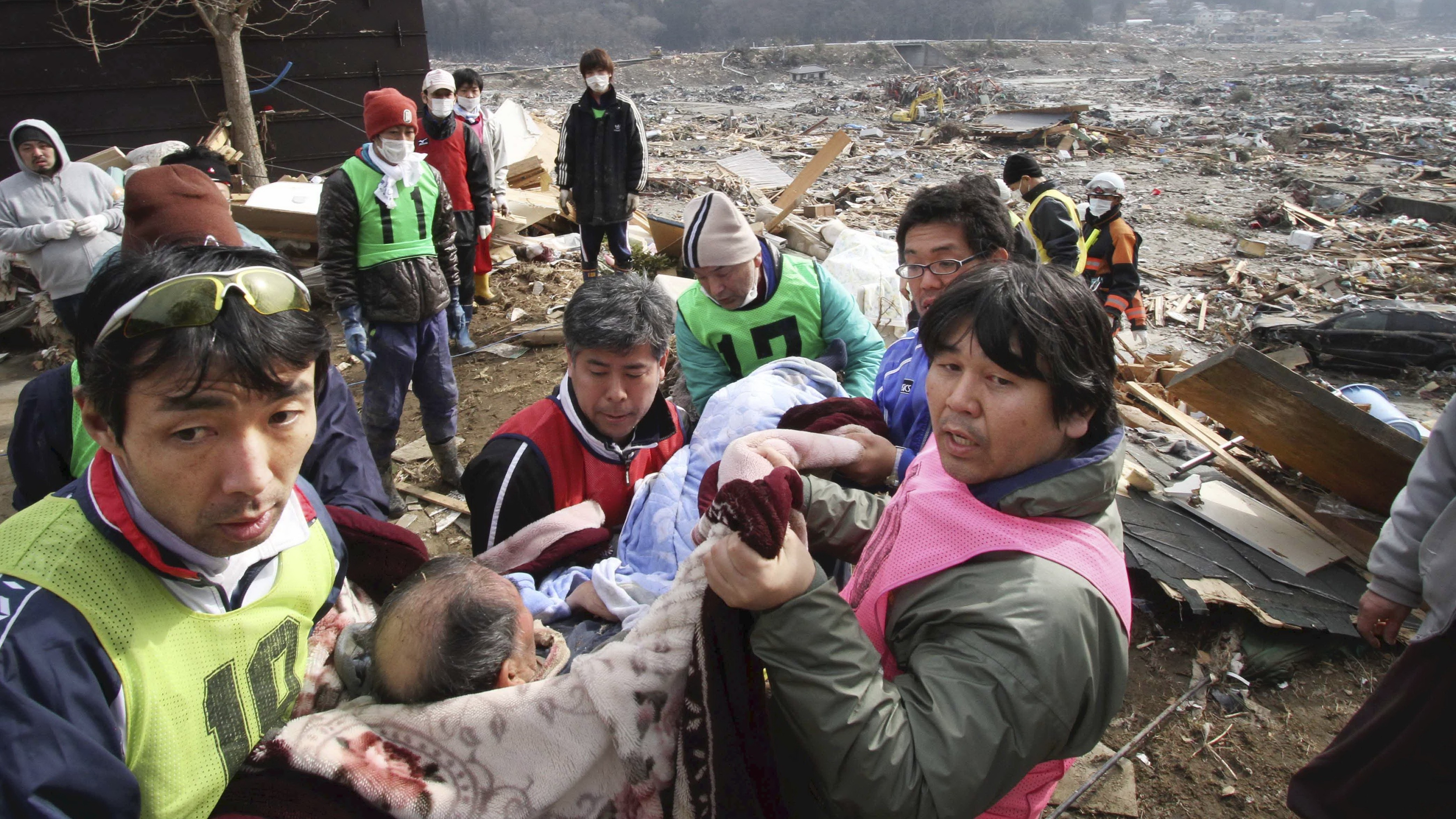 Záchranárske práce v zničenom Japonsku